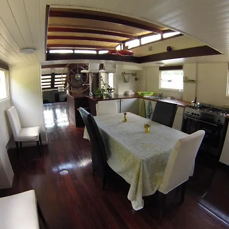 Canal Boat The Flow - 6 Beds - 2 Bedrooms Botel