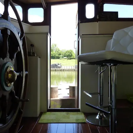 Canal Boat The Flow - 6 Beds - 2 Bedrooms *