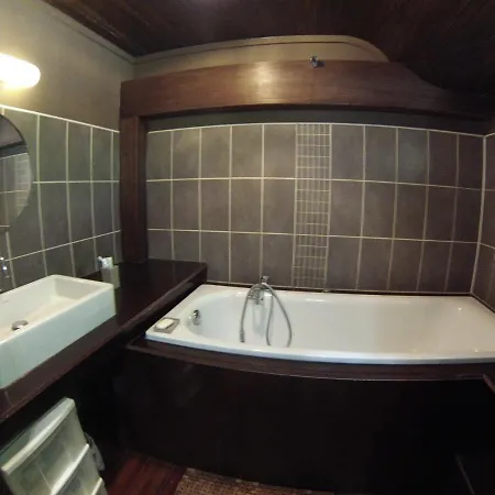 Canal Boat The Flow - 6 Beds - 2 Bedrooms