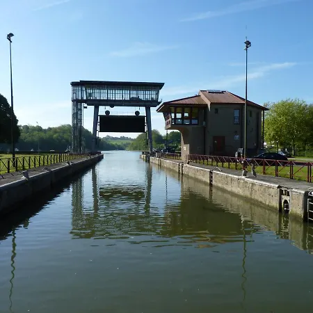 Canal Boat The Flow - 6 Beds - 2 Bedrooms *
