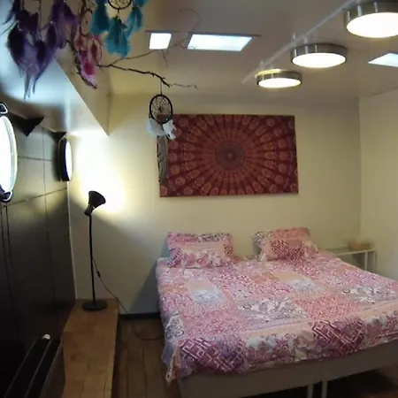 Ботель Canal Boat The Flow - 6 Beds - 2 Bedrooms Иттр