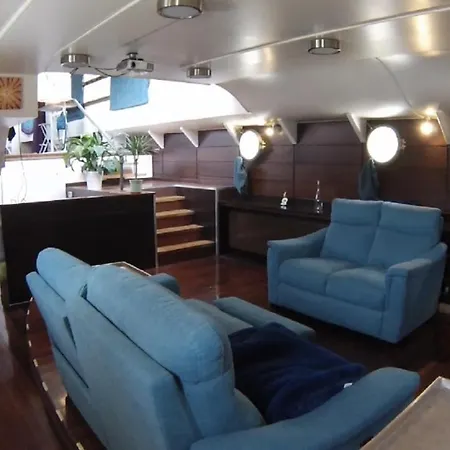 Canal Boat The Flow - 6 Beds - 2 Bedrooms